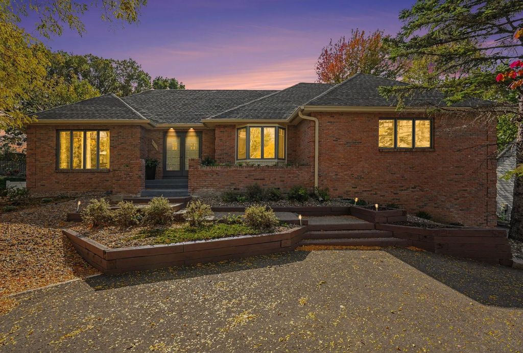 1528 Briarknoll Drive, Arden Hills