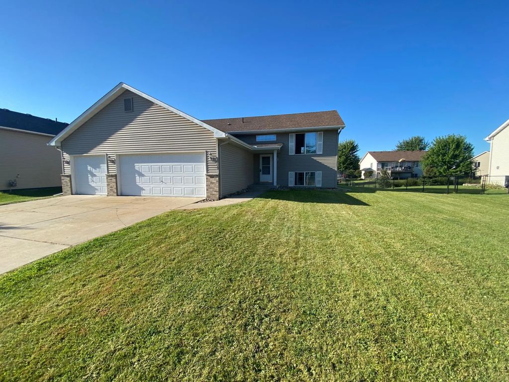 609 Dogwood Street Ne, Lonsdale