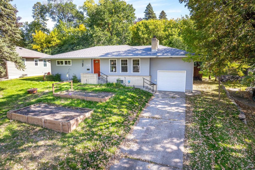 904 N Rosemary Avenue, Fergus Falls