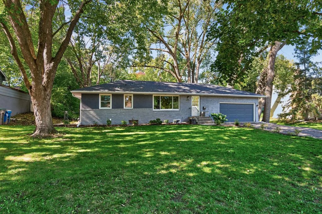 2731 Lee Avenue N, Golden Valley