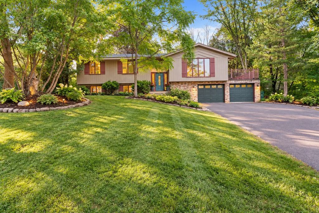 5905 Country Club Road, Excelsior