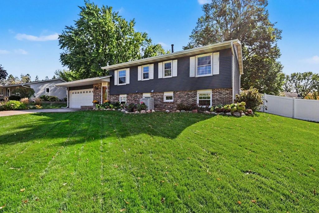 8227 76th Street S, Cottage Grove
