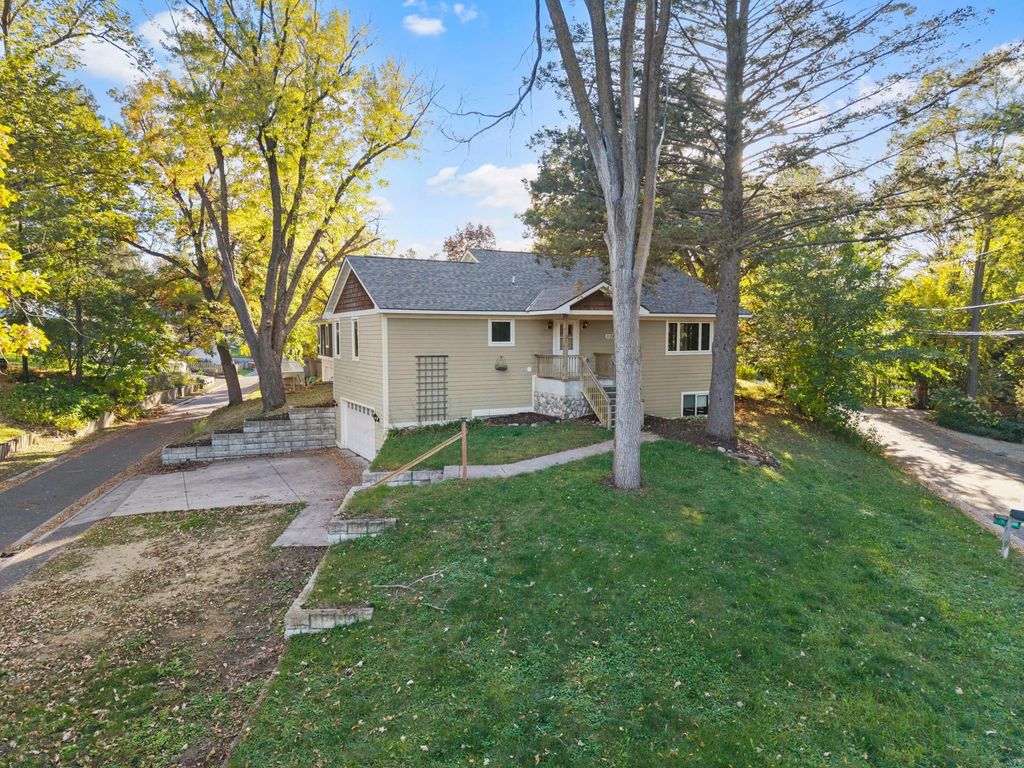 1158 Summit Avenue, Mahtomedi