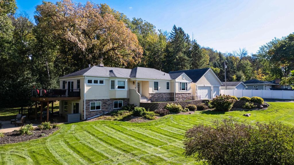 9910 Credit River Boulevard, Prior Lake