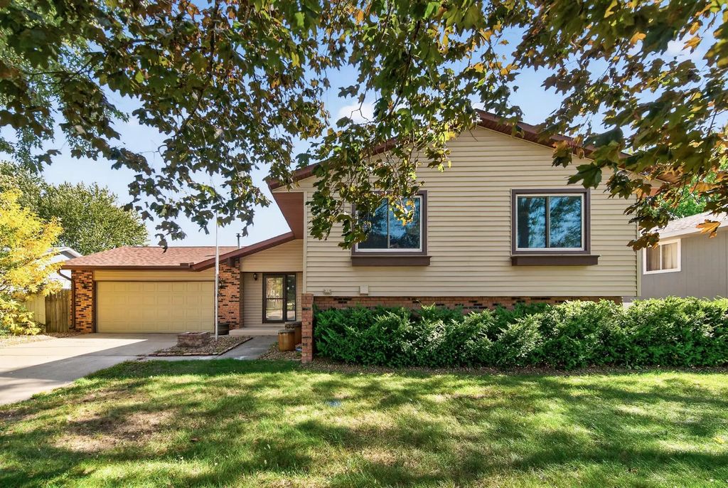 8400 Douglas Drive N, Brooklyn Park