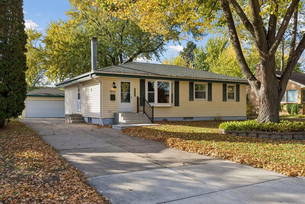 1913 Independence Avenue N, Golden Valley