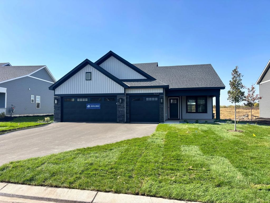 1652 Lund Way, Shakopee
