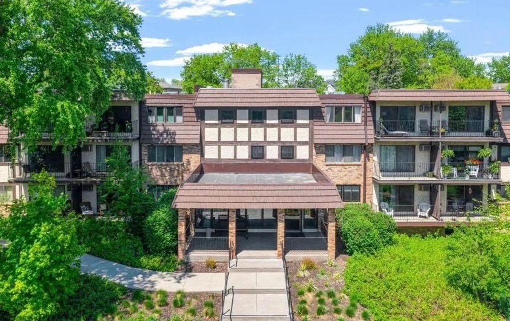 205 Barry Avenue S 311, Wayzata