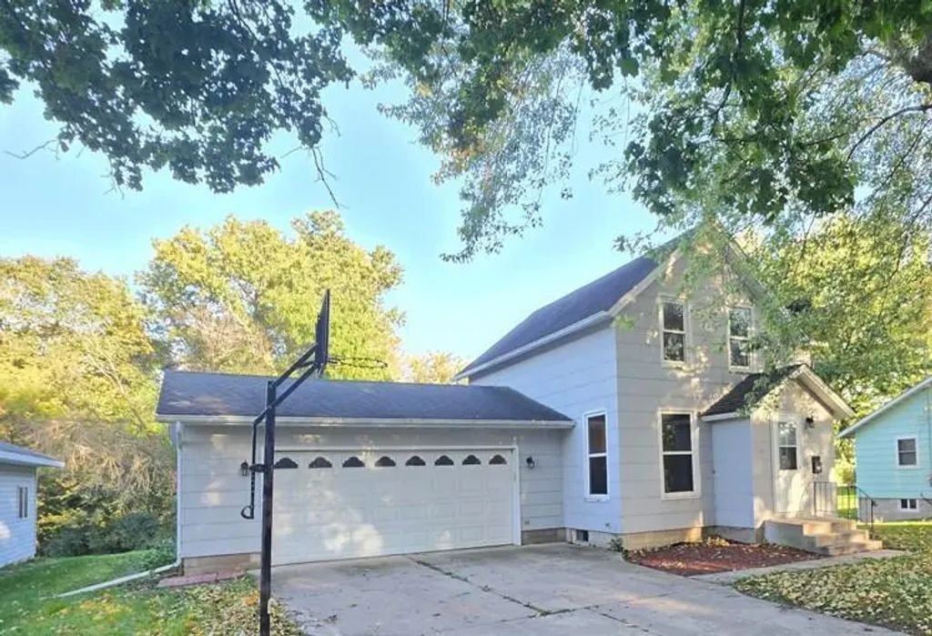 207 Willow Avenue, Owatonna