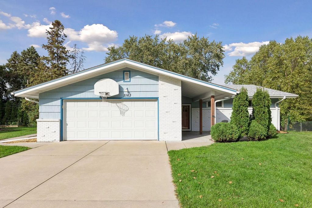 2163 Rosewood Lane S, Roseville