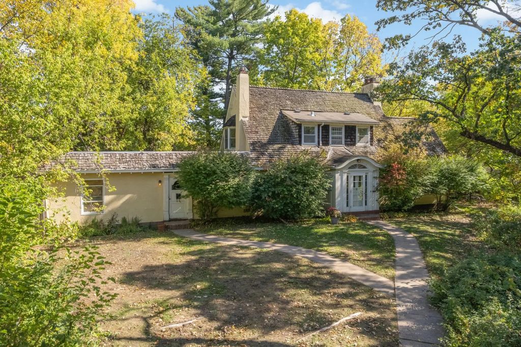 10 Benhill Road, Saint Paul