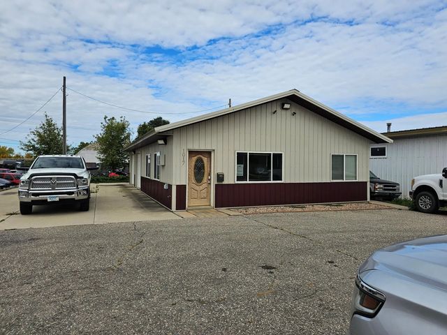 1017 Hwy 12 E, Willmar