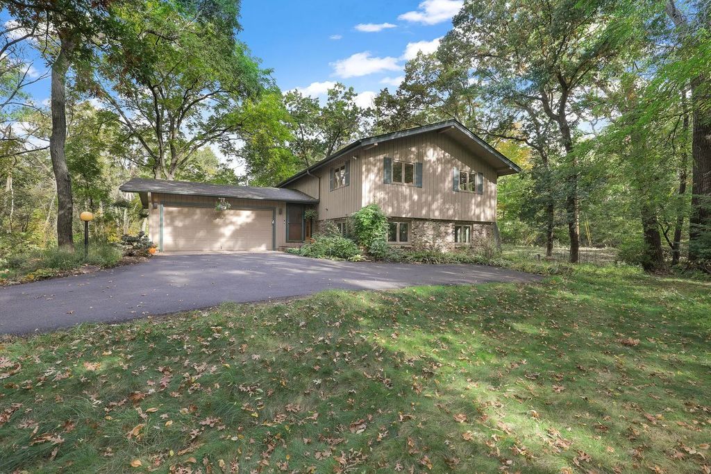 8 Woodhill Lane, North Oaks
