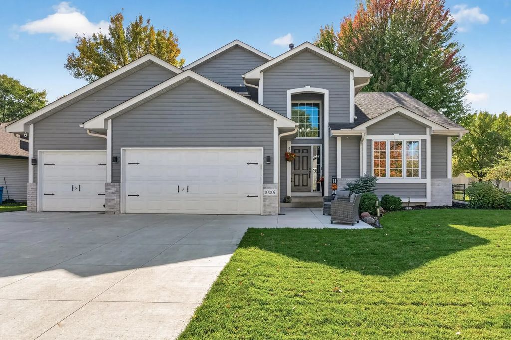 10007 Hidden Oaks Lane N, Champlin