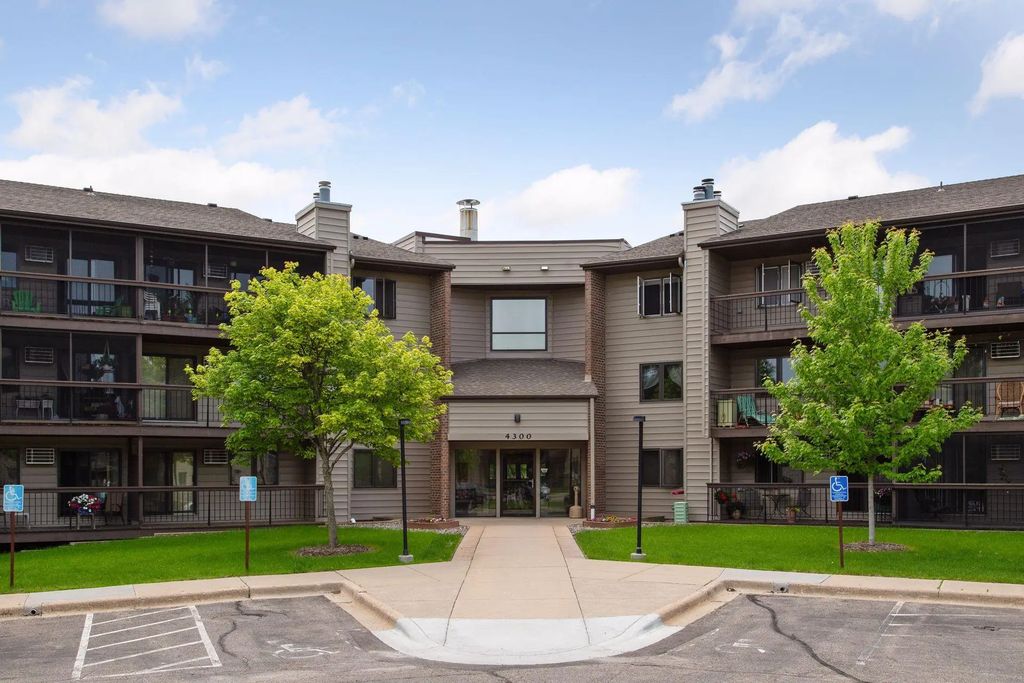 4350 Trenton Lane N 204, Plymouth