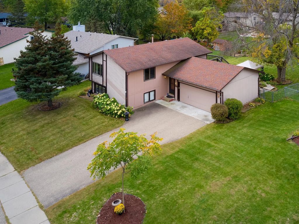 6342 Whispering Oaks Drive, Eden Prairie