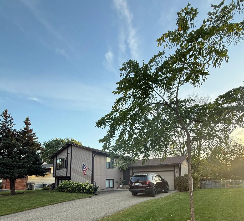 6342 Whispering Oaks Drive, Eden Prairie