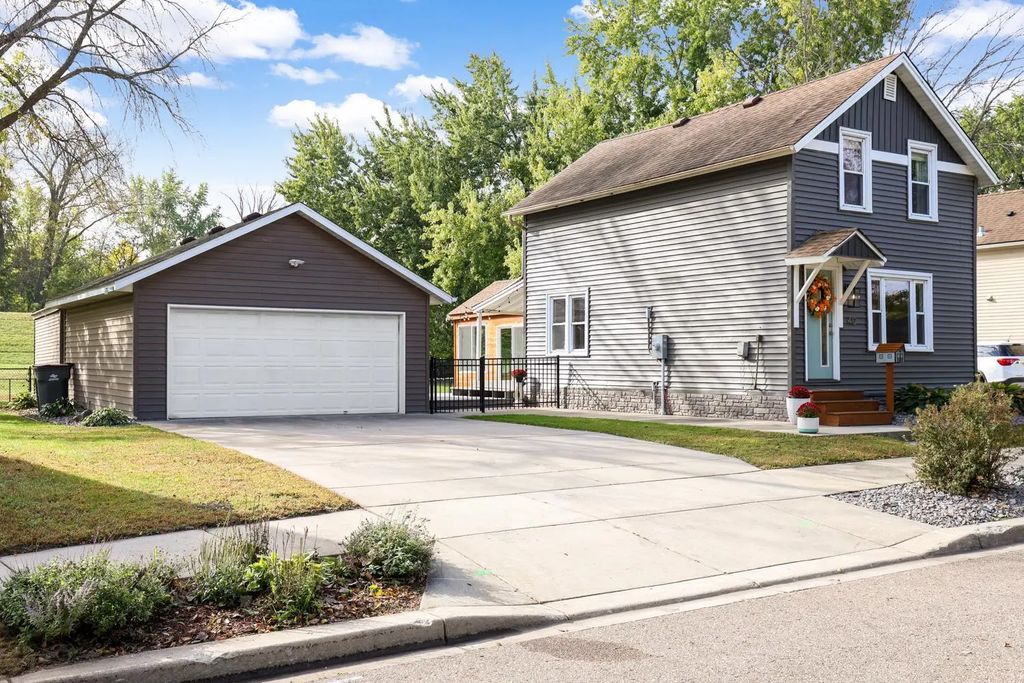 412 E 1st Street, Chaska
