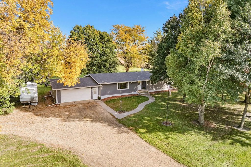 11404 330th Avenue, Blue Earth