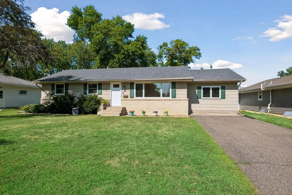702 Madison Street S, Shakopee