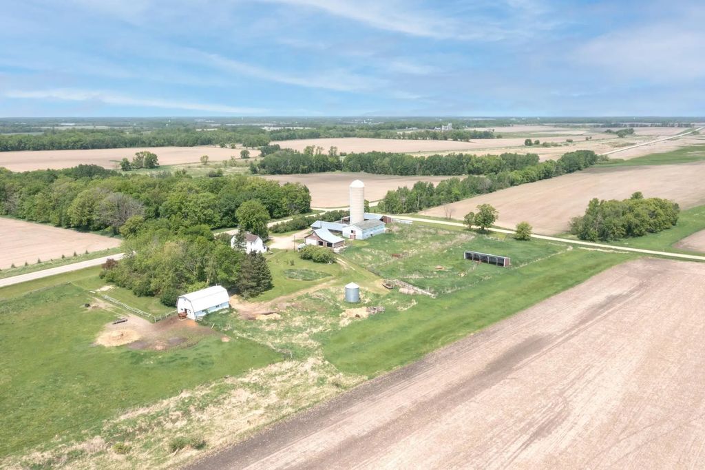 41936 County 75, Bertha