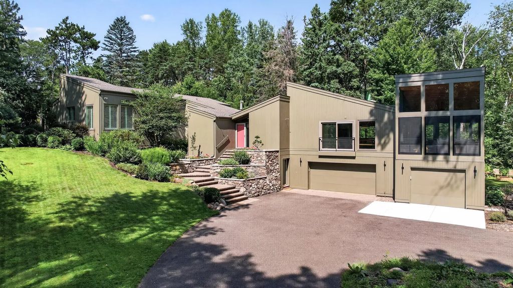 15 Nord Circle Road, North Oaks