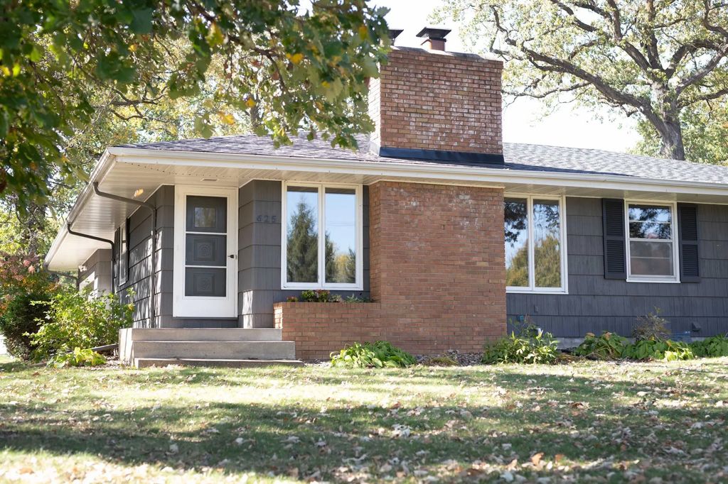 625 Rosswood Lane, Wayzata