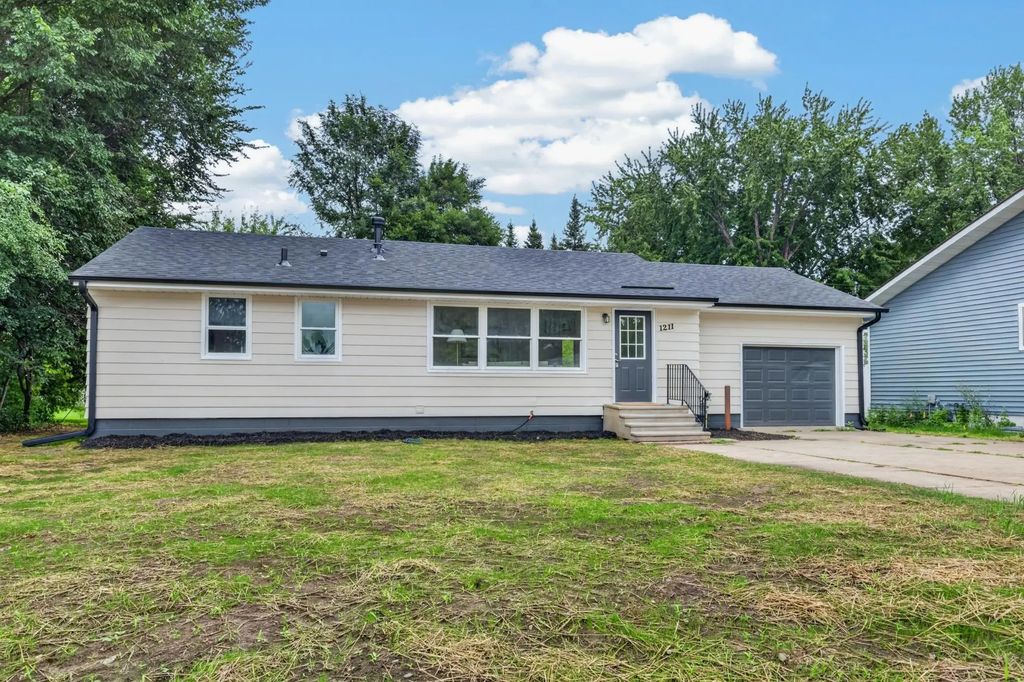 1211 Sunnyside Drive, Farmington