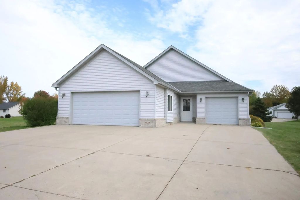 605 Cottonwood Avenue, Litchfield