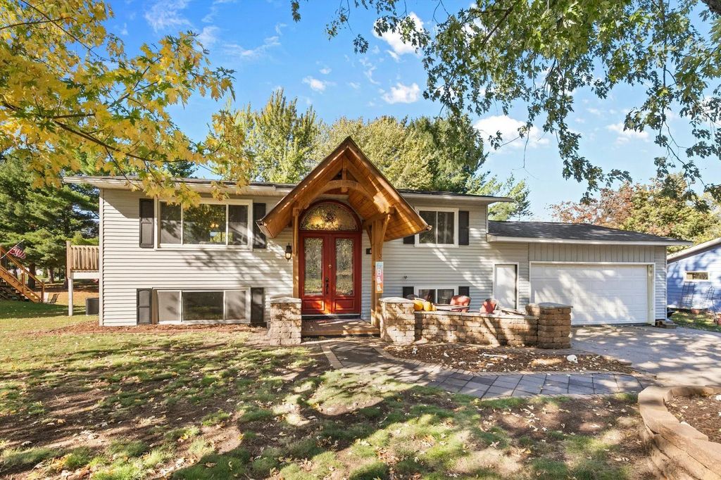 603 Prairie Drive N, Hudson