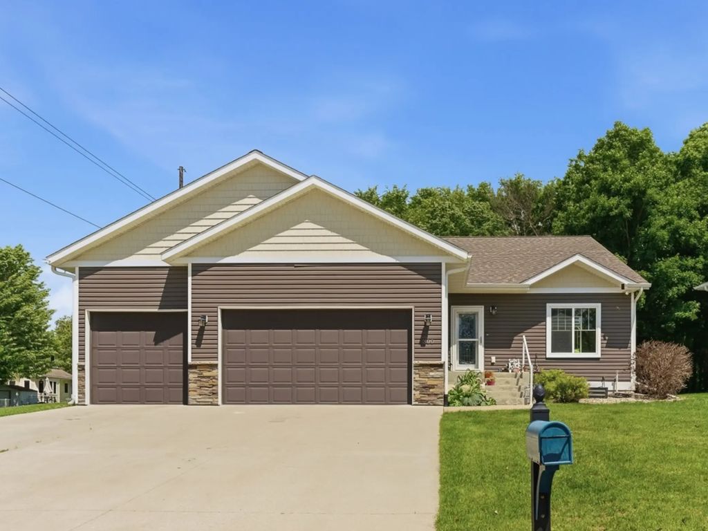 300 Tanager Road, Mankato