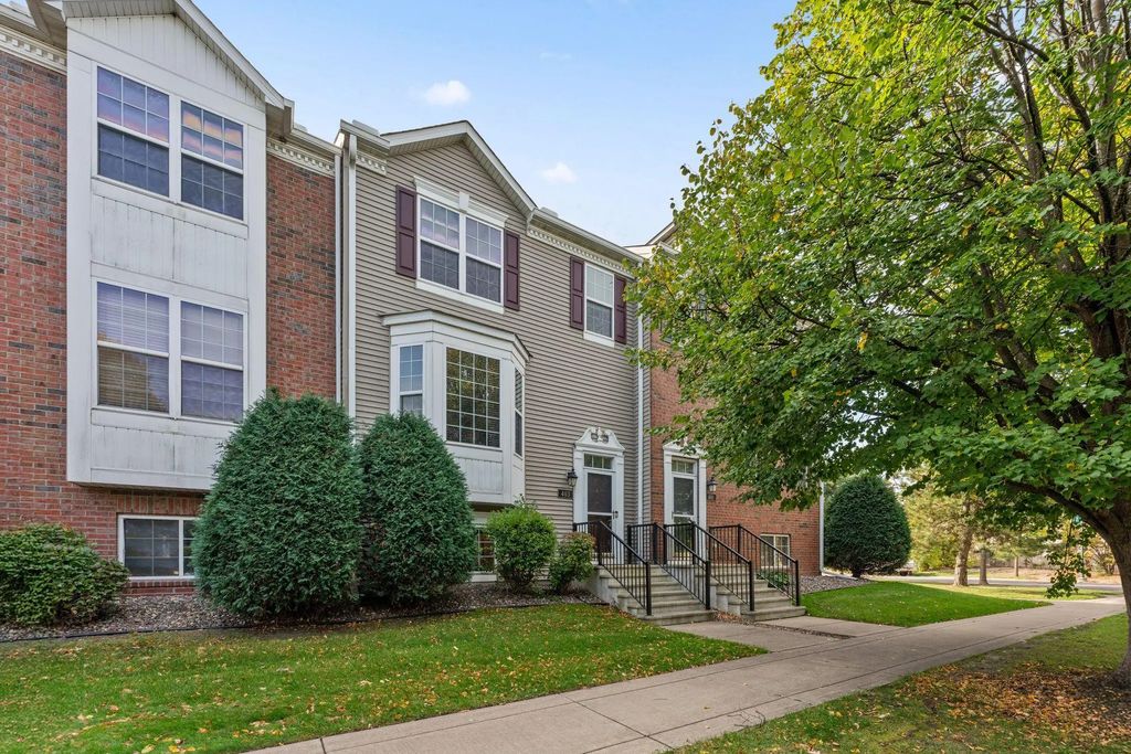 403 Village Parkway, Circle Pines
