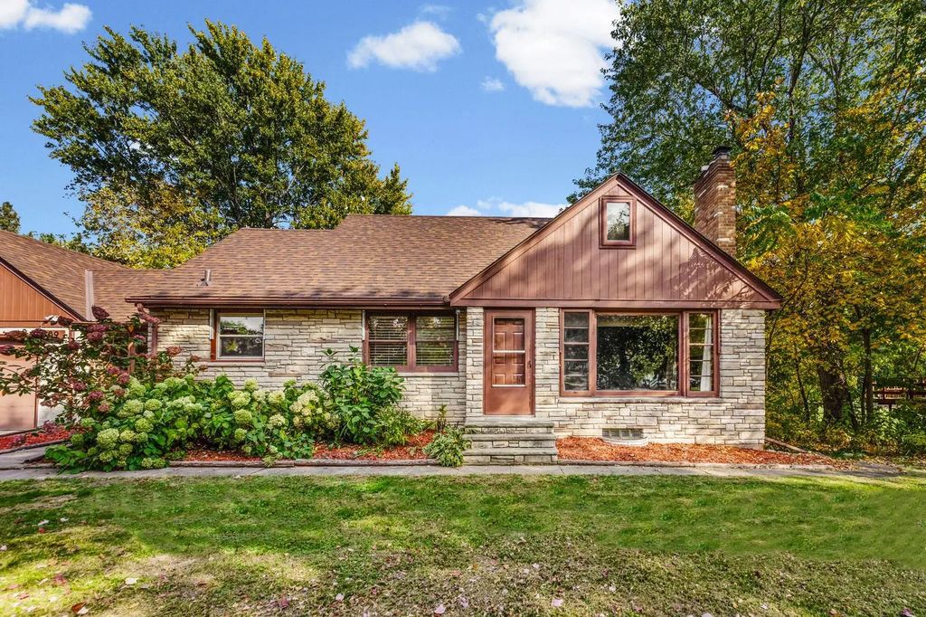 609 Silver Lake Road Nw, New Brighton