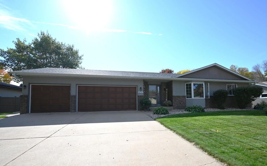 624 Hennes Avenue, Shakopee