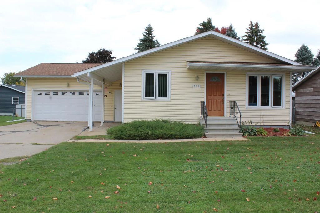 220 3rd Avenue Ne, Plainview