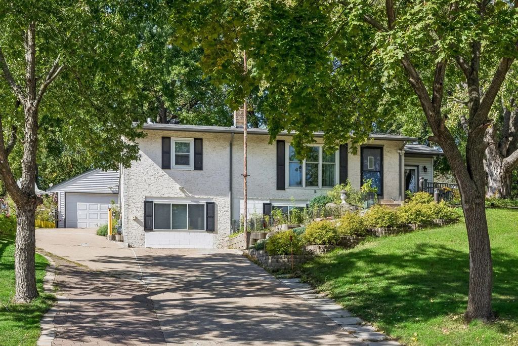 3209 Random Road, Eagan