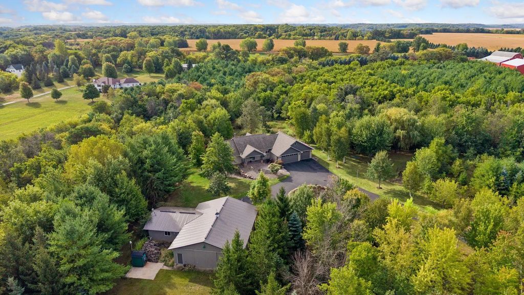 555 Chinnock Lane, River Falls
