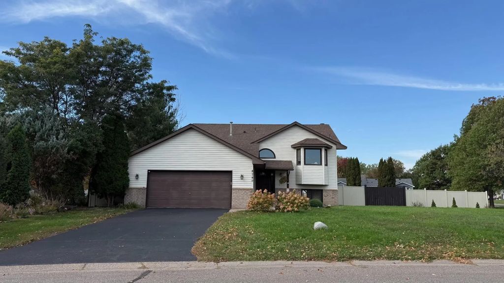 8749 Queens Gardens, Brooklyn Park