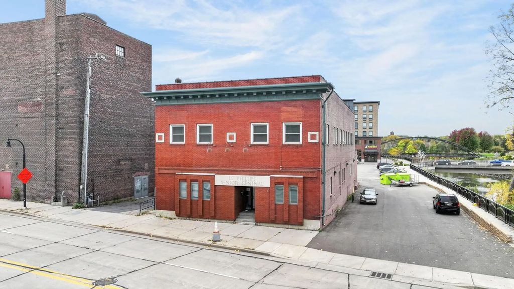 8 S Farwell Street, Eau Claire