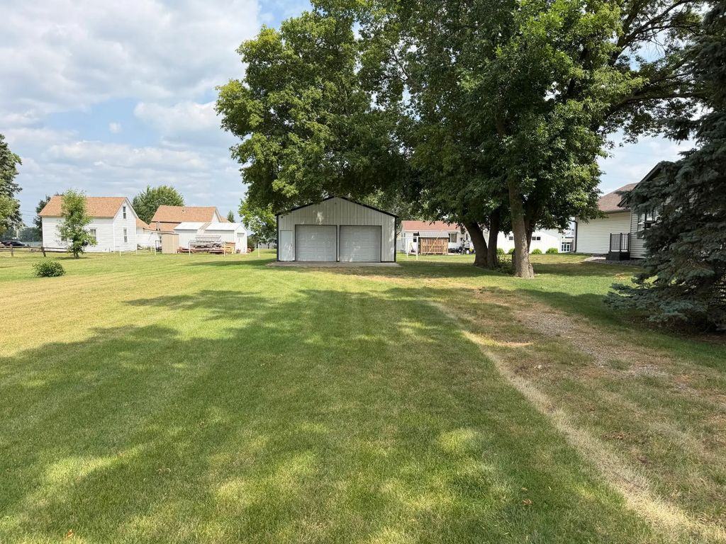 512 Oak Avenue N, Maple Lake