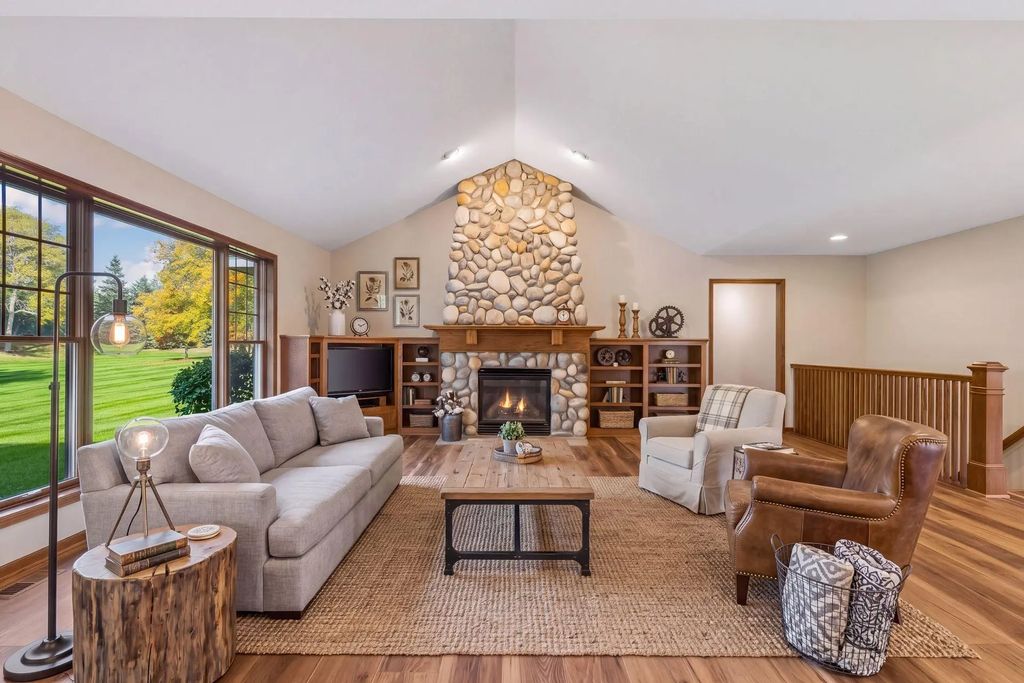 9813 Wedgewood Circle, Woodbury