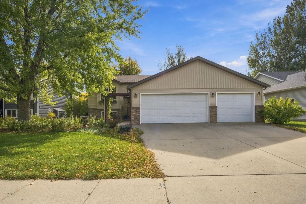 1115 Sommerset Drive, West Fargo