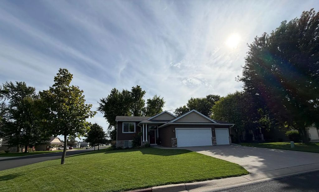 201 Golden Bear Lane, Zumbrota