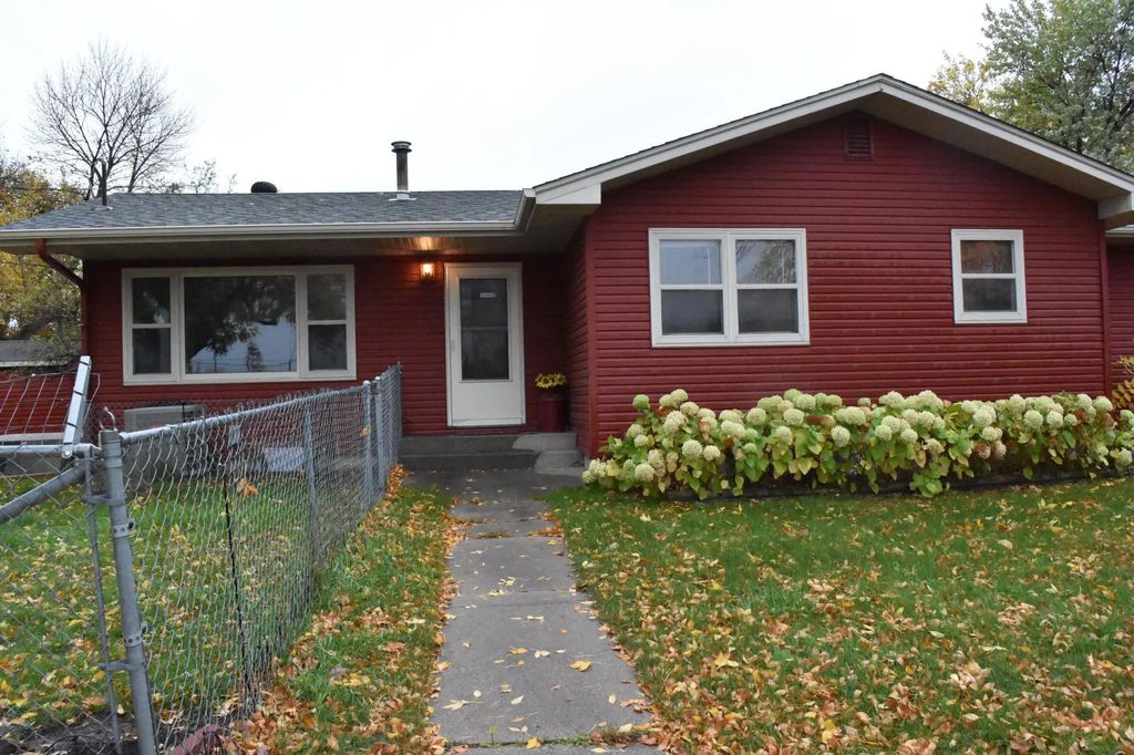 402 Maple Lane, Moorhead