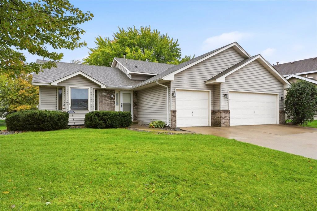 9213 Queens Gardens, Brooklyn Park