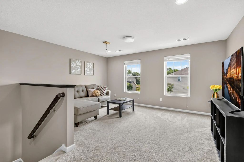 524 Aidan Cove, Eagan