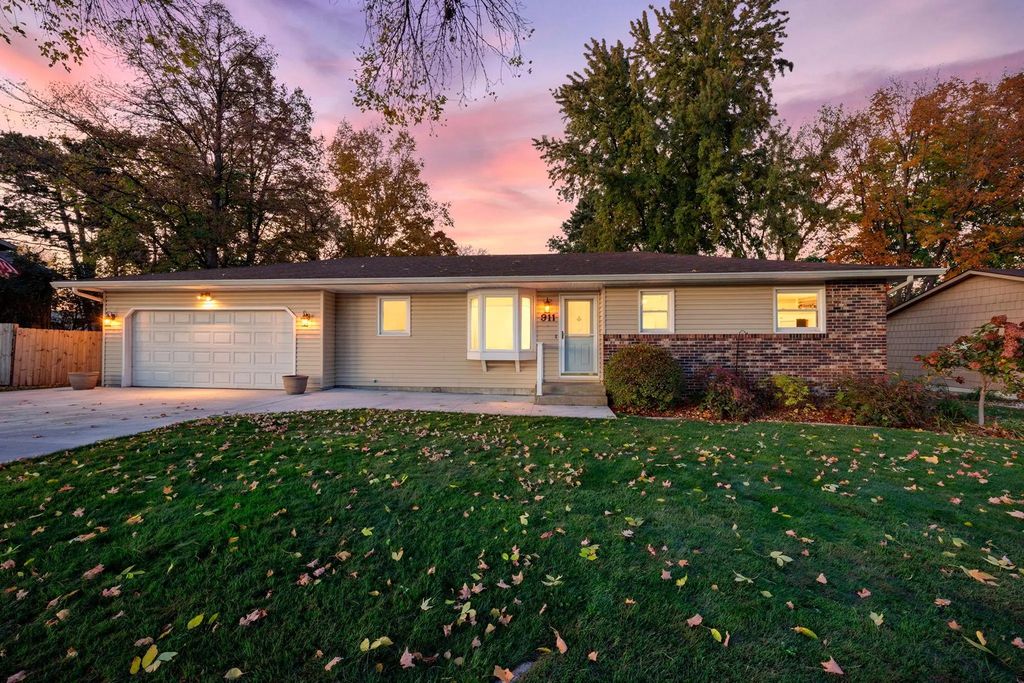 911 Neal Avenue Sw, Hutchinson