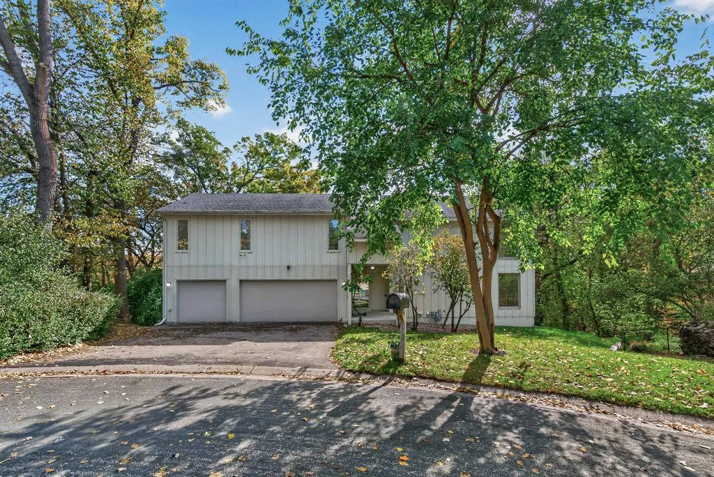 8725 Walton Oaks Drive, Bloomington