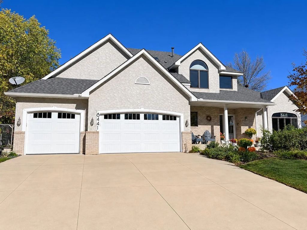 8441 W Lake Drive, Chanhassen