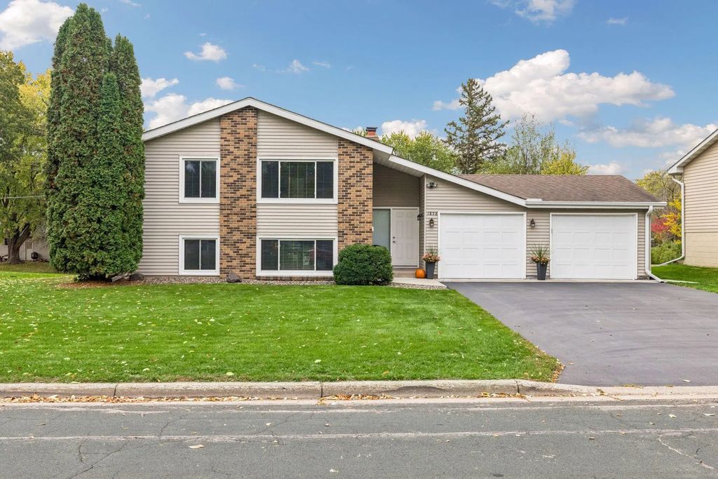 1858 Turquoise Trail, Eagan